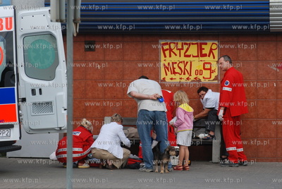 Pogotowie ratunkowe podejmuje akcje reanimacyjna przechodnia,...