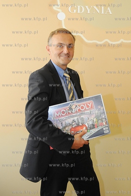 Gdynia znalazla sie na planszy gry MONOPOLY. Nz. Wojciech...
