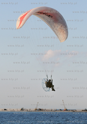 Gdynia. Paralotniarz - fotoreporter latajacy na nad...