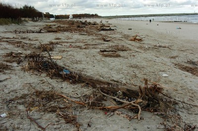 Ustka plaza, trwa usuwanie szkod wyrzadzonych przez...