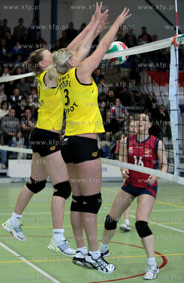 Hala MOSIR w Rumi. Czwarty mecz o awans do elity siatkarek...