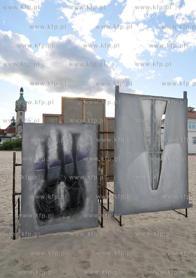 Sopot plaza przy Molo. Happening "Unwanted Things "...