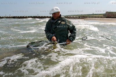 Piotr Grochala z Ustki zajmuje sie zawodowo polawianiem...