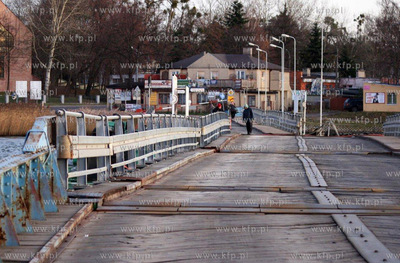 Nocna wichura uszkodzila most pontonowy w Sobieszewie....