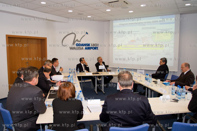 W Gdanskim Porcie Lotniczym im. Lecha Walesy Minister...