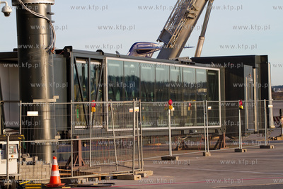 Przymiarka do instalacji rekawow przy terminalu pasazerskim...