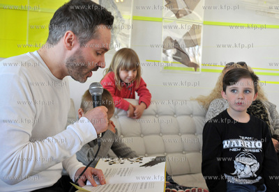 Sopot. Zatoka Sztuki. Jaroslaw Walesa czyta dzieciom...