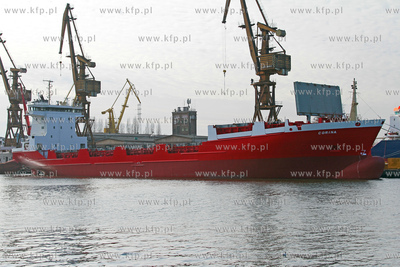 Kontenerowiec Zeglugi Gdanskiej Corina w porcie gdanskim.
06.03.2013
Fot....