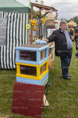 Swieto Miodu Pszczolkowskiego w Parku Lipowym w Pszczolkach...