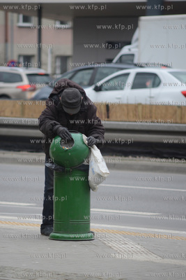 Gdynia. Osoba bezdomna przeszukuje śmietnik. 16.03.2020...