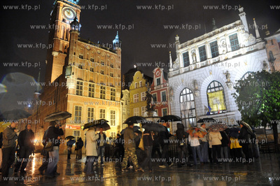 Noc Muzeow w Gdansku. Kolejka do Dworu Artusa na Dlugim...