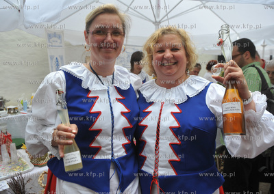 Pomorskie Swieto Produktu Tradycyjnego w Gdansku obok...