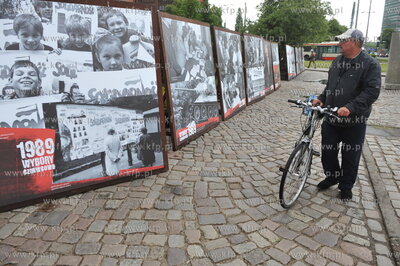 Gdansk. Wystawa na Placu Solidarnosci pt. Odyseja ku...