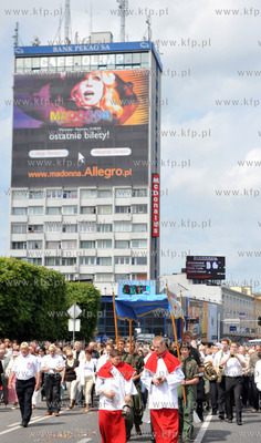 Procesja Bozego Ciala na al. Grunwaldzkiej przed Manhattanem...