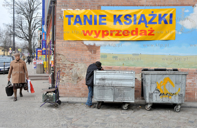 Gdansk Wrzeszcz, ul. Partyzantow. Ubogi wygrzebuje...