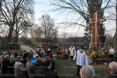 Poswiecenie nowego krzyza i nabozenstwo majowe we wsi...