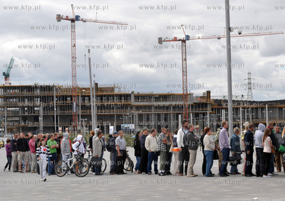 PGE Arena w Gdansku. Kolejka kibicow po bilety na pierwszy...