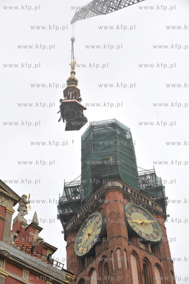 Montaz odrestaurowanego helmu Ratusza Glownego Miasta...