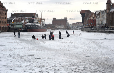 Wedkarze lowia ryby na zamarznietej Motlawie. 
18.02.2012...