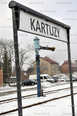 Dworzec PKP w Kartuzach na Kaszubach. Widoczna pompa...