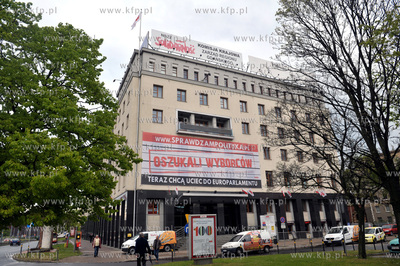 Kampania wyborcza do Europarlamentu. Billboard z haslami...