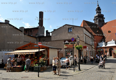 Kościerzyna. Pawilon z warzywami i owocami na rogu...