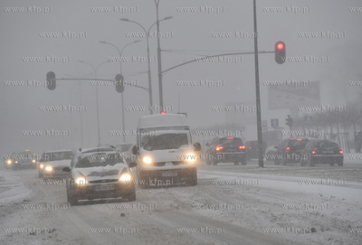 Gdańsk. Śnieżyca na Przymorzu. Nz. ul. Obrońców...