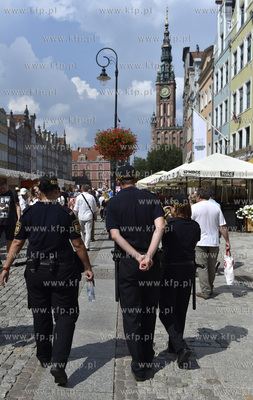Patrol straży miejskiej na Długim Targu w Gdańsku....