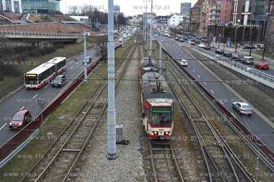 Gdańsk. Węzeł Okopowa. Tramwaj 105n  na ul. Okopowej....