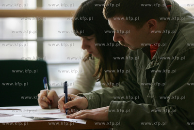 Gdansk. Urzad Skarbowy nr 1. Podatnicy skladaja zeznania...