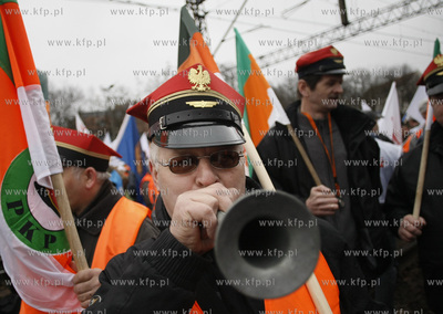 Gdansk. Dworzec Glowny. Protest kolejarzy, ktorzy domagaja...