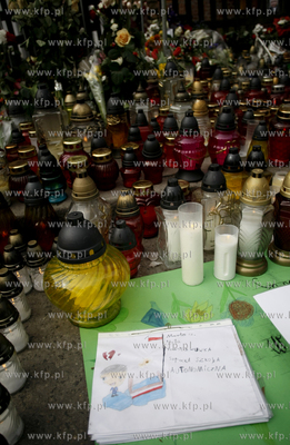 Sopot. Ul.  Armii Krajowej 55. Ludzie skladaja kwiaty...