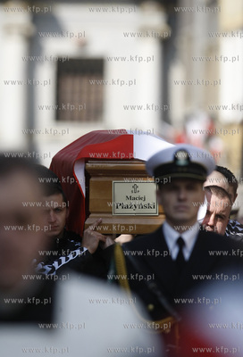 Gdansk. Trumna z cialem Macieja Plazynskiego na ul....