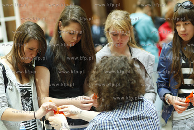 Akcja skladania zurawi origami w intencji mieszkancow...