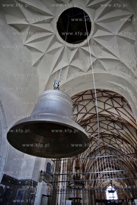 Gdansk. Kosciol sw. Katarzyny. Montaz 50 dzwonu carillonu,...