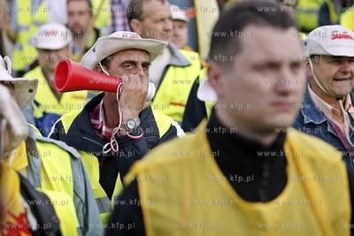 Gdansk. Demonstracja pracownikow firmy energetycznej...