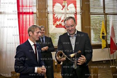 Przejazd pociągu na trasie Gdynia Główna - Brusy,...