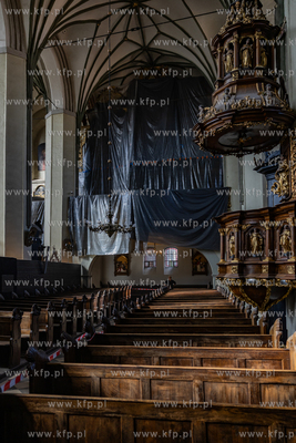 Demontaż rusztowań potrzymujących spękane sklepienie...