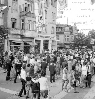 Sopot ul. Bohaterow Monte Cassino popularny Monciak...