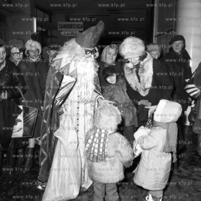 Swiety Mikolaj rozdaje prezenty dzieciom pracownikow...