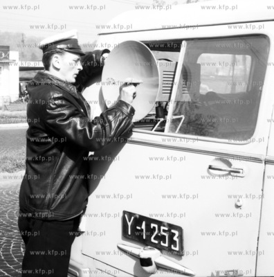 Milicjant przygotowuje radar do mierzenia predkosci...