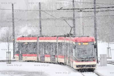 Zima w Gdańsku. Tramwaj Pesa Jazz Duo na Pętli Ujeścisko....