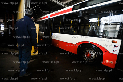 Pokaz mycia autobusow w zajezdni ZKM przy Al. Gen....