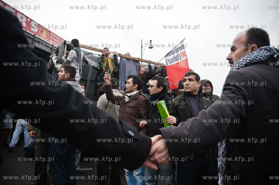 Berlin. Demonstracja grup lewicowych i antyfaszystow...