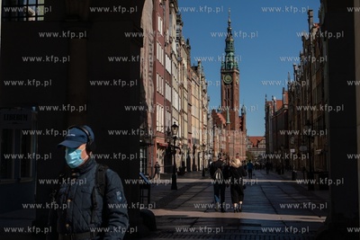 Gdańsk, ul. Długa. W związku z zagrożeniem epidemicznym...