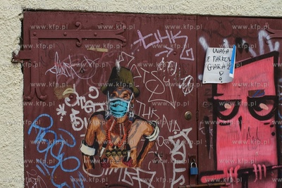 Gdańsk, ul. Kozia. Grafika na drzwiach garażu - ...