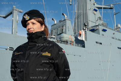 Nabrzeże Pomorskie w Gdyni. Nz.Porucznik Marynarki...