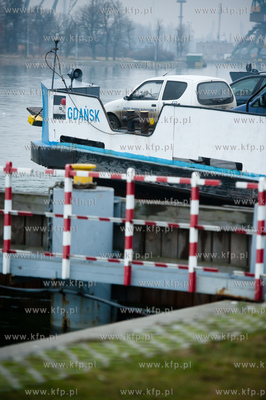 Gdansk. Platna samochodowa przeprawa promowa laczaca...