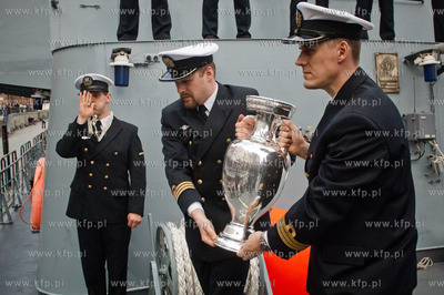 Marynarze okretu rakietowego ORP Orkan transportuja...