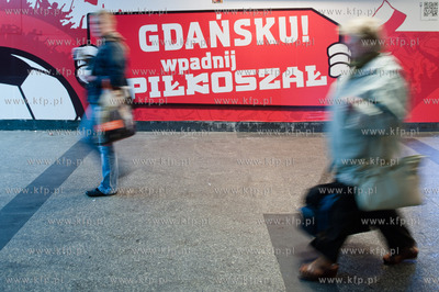 Gdansk. Przejscie podziemne przy dworcu PKP. Reklamy...